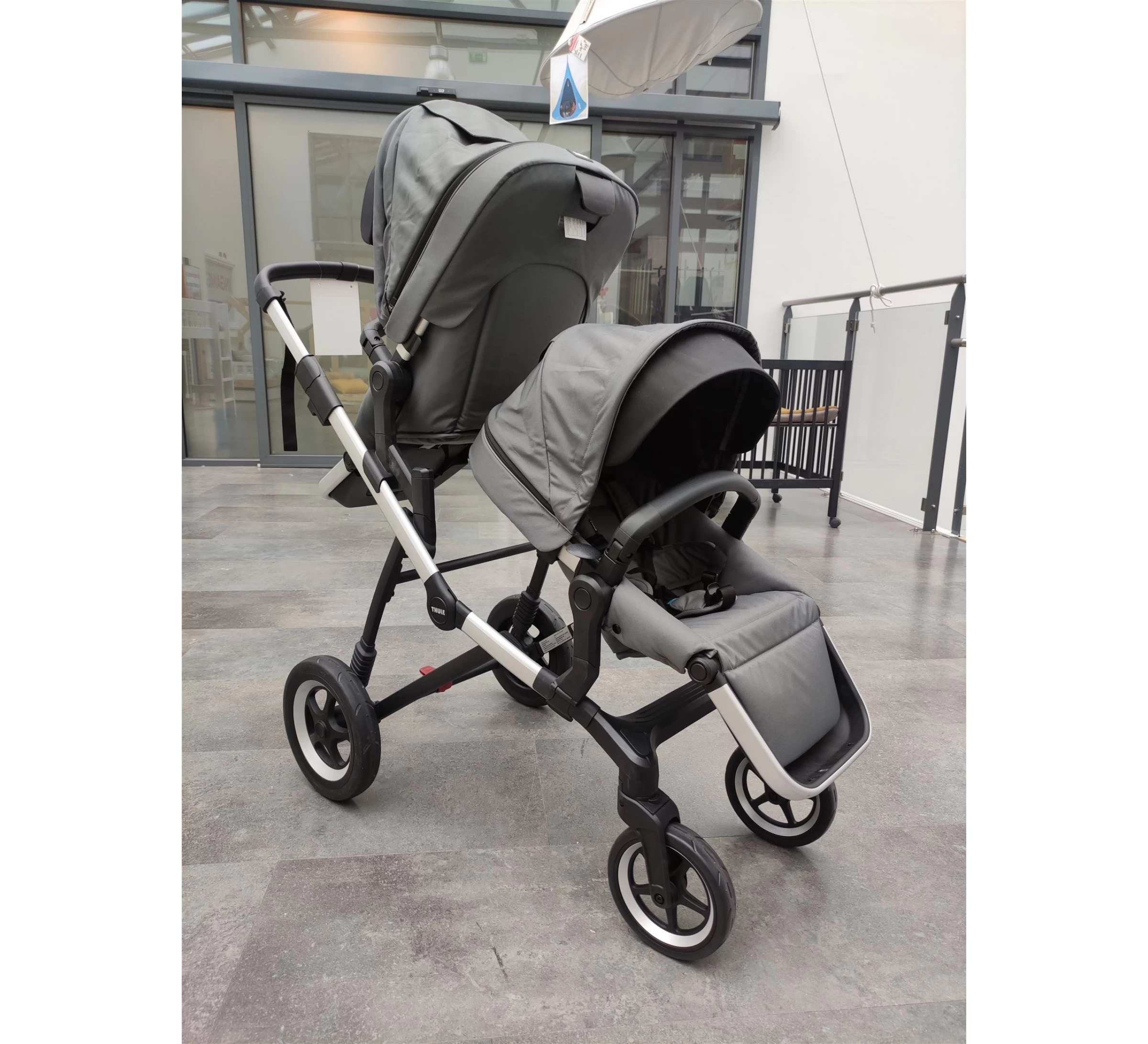 Thule Sleek Duo Kinderwagen - Showmodel 4 Thule Sleek Duo Kinderwagen - Showmodel - Afbeelding 2